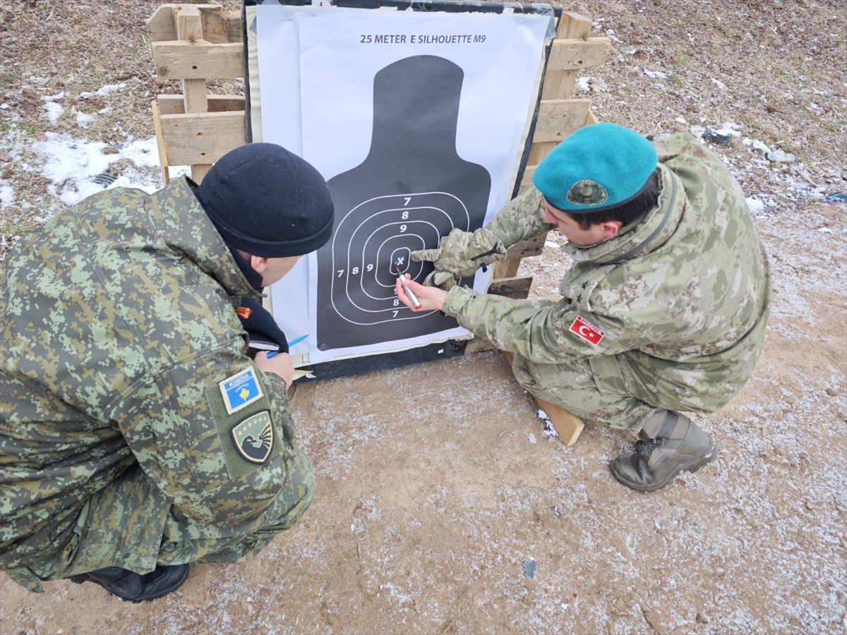 Mehmetçikten Kosovalı askerlere keskin nişancı eğitimi