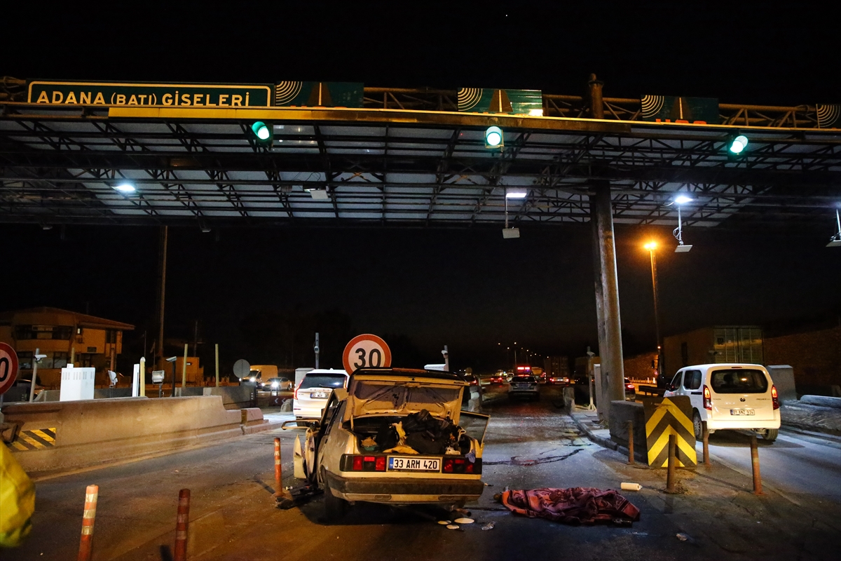 Mersin'de gişelerdeki bariyere çarpan otomobildeki 2 kişi öldü, 4'ü çocuk 5 kişi yaralandı