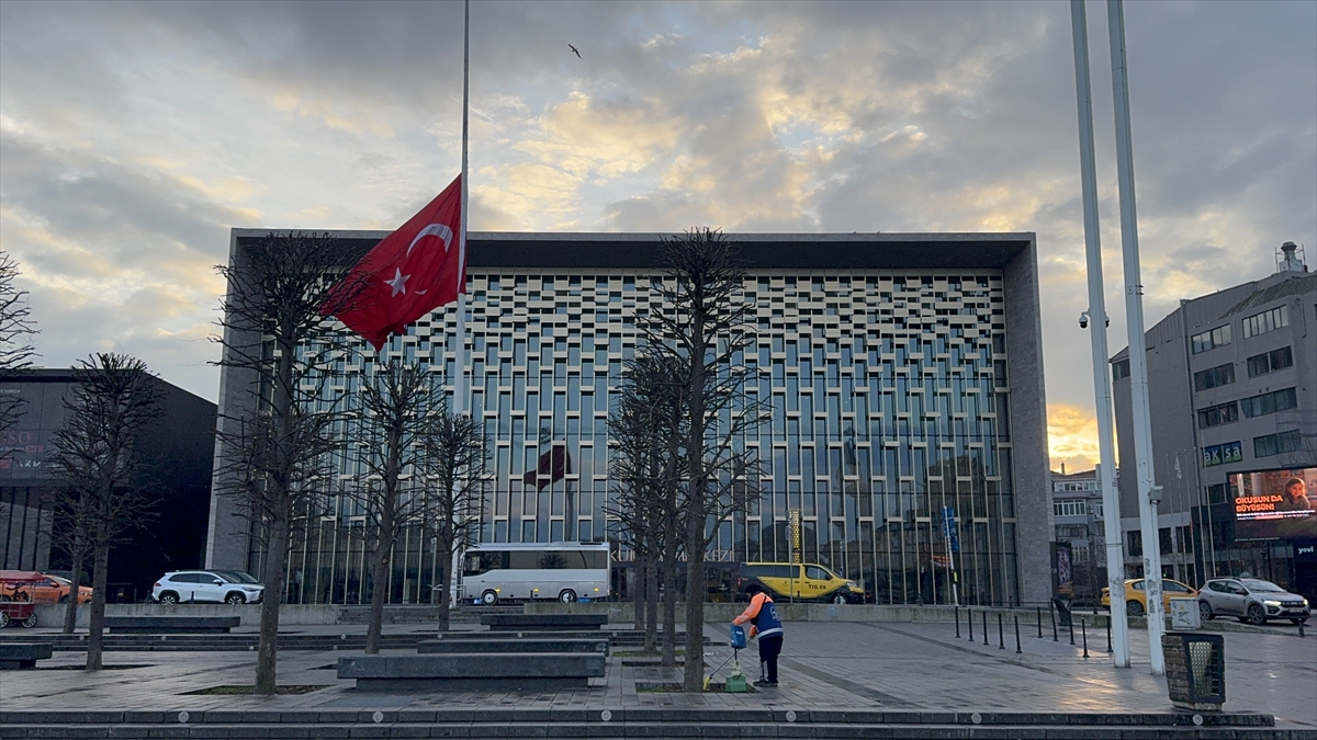 Milli yas ilanının ardından İstanbul'da bayraklar yarıya indirildi