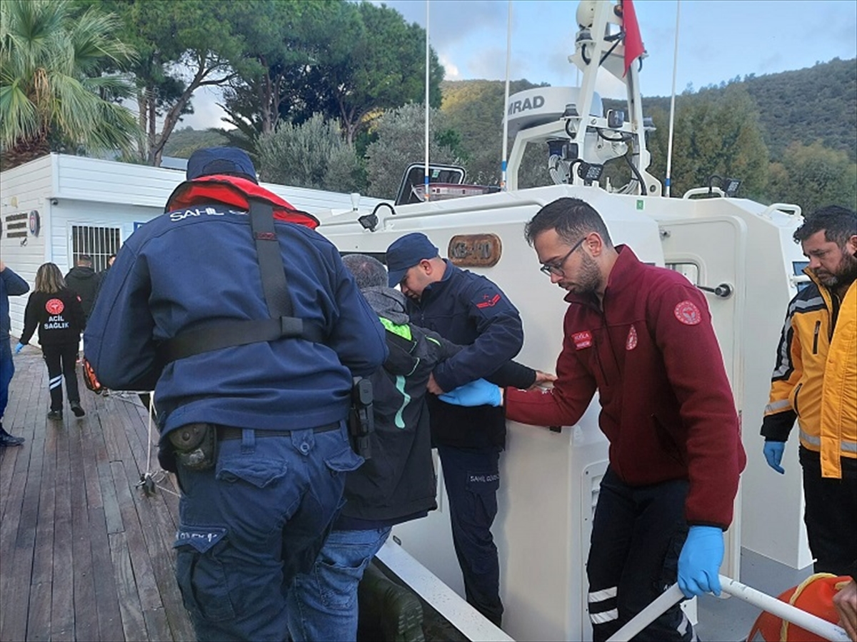 Muğla açıklarında denizde rahatsızlanan 2 kişiye tıbbi tahliye