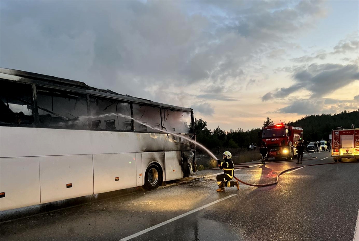 Muğla'da seyir halindeki otobüste çıkan yangın söndürüldü