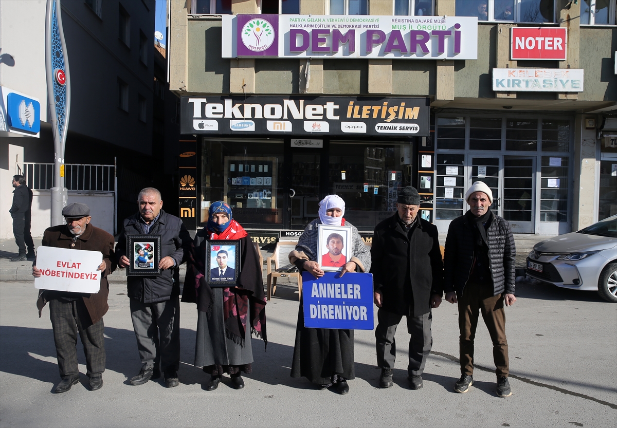 Muşlu aileler DEM Parti binası önündeki “evlat nöbeti”ni sürdürdü