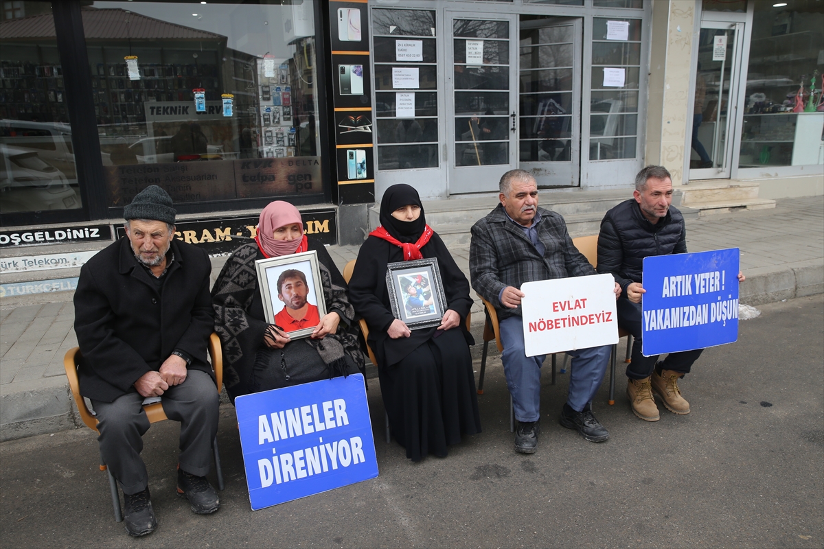 Muşlu aileler, DEM Parti binası önündeki eylemlerine devam etti