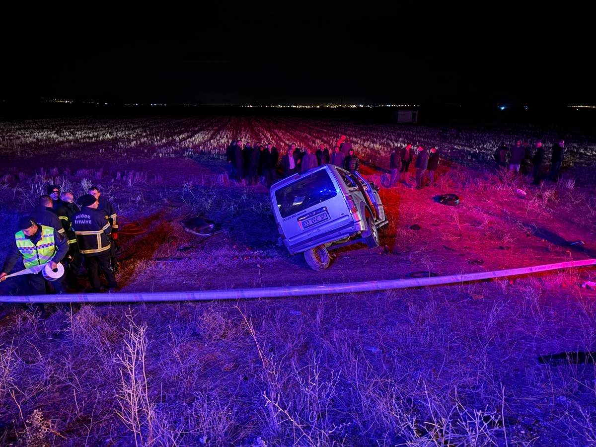 Niğde'de hafif ticari araçla otomobilin çarpıştığı kazada 2 kişi öldü, 1 kişi yaralandı