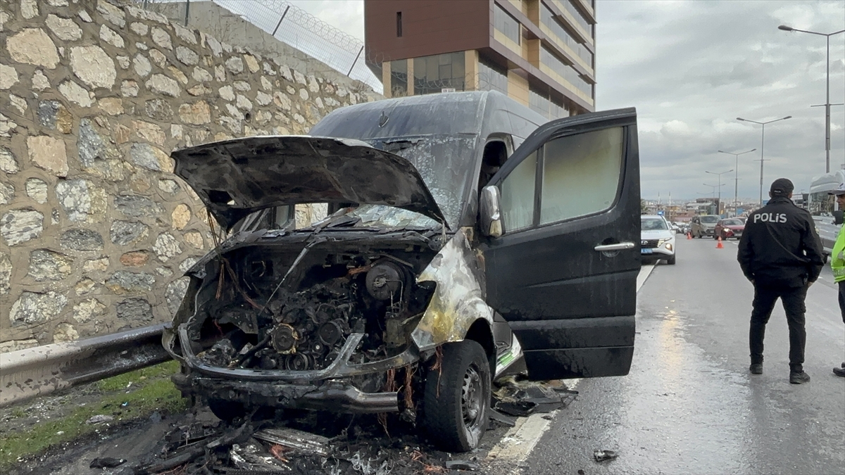 Pendik'te seyir halindeki servis minibüsü yandı