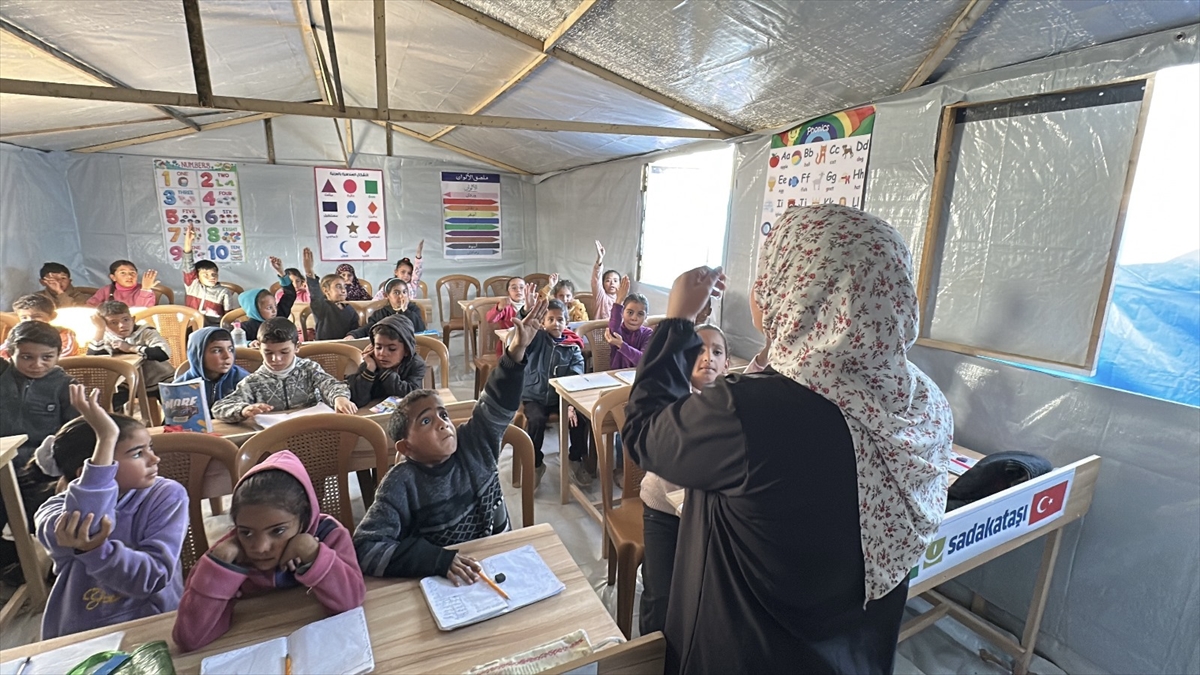 Sadakataşı Derneği Gazze'de ikinci Diriliş Çadır Okulu'nu açtı