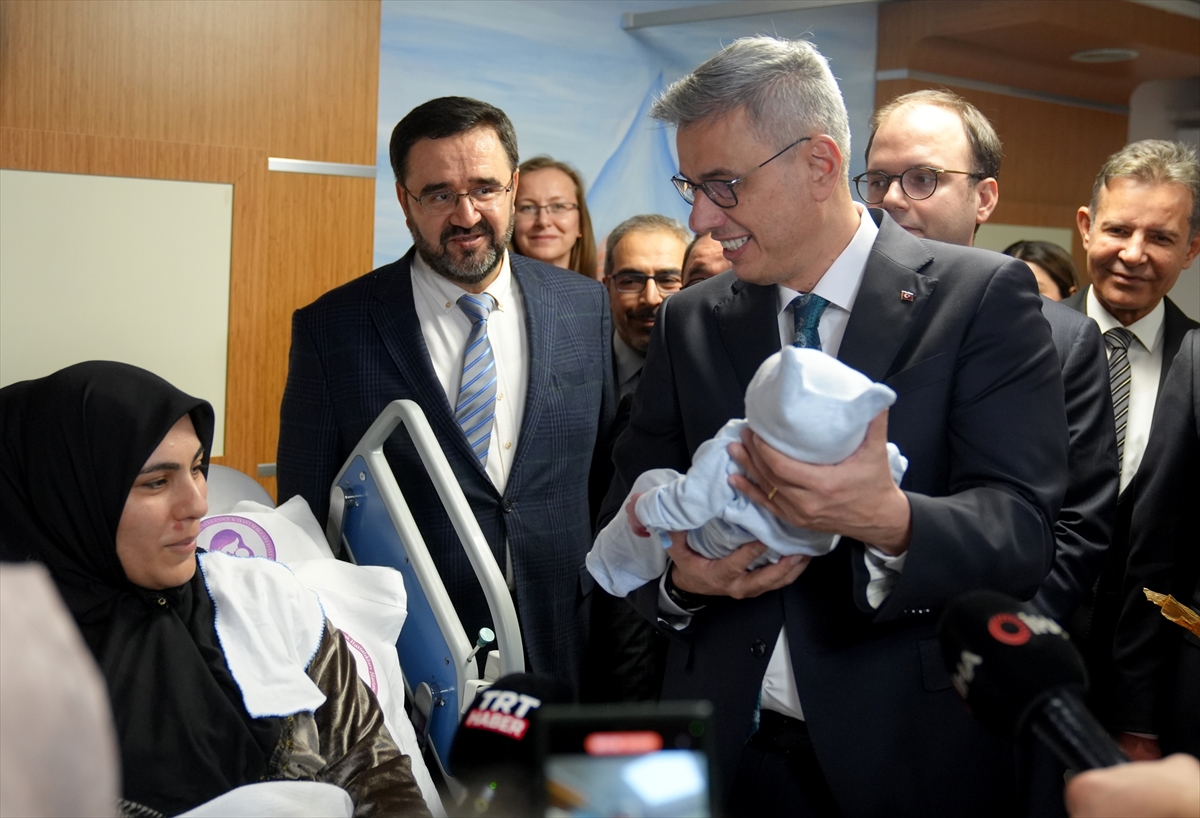 Sağlık Bakanı Memişoğlu, İstanbul'da yeni yılın ilk bebeğini ziyaret etti: