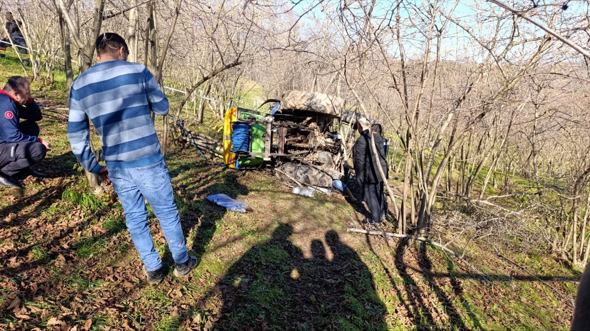 Sakarya'da devrilen traktörün sürücüsü öldü