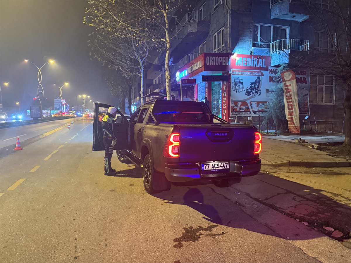 Sakarya'da polisin uygulama yaptığını gören sürücü aracını bırakıp kaçtı