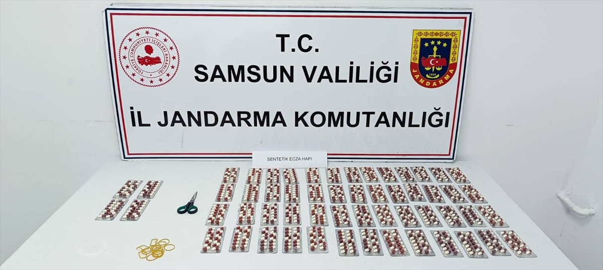 Samsun'da 4 bin 555 sentetik ecza hapı ele geçirildi