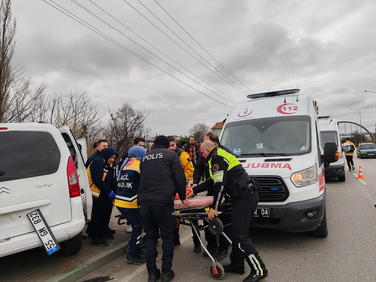 Samsun'da hafif ticari araç ile otomobilin çarpıştığı kazada 3 kişi yaralandı