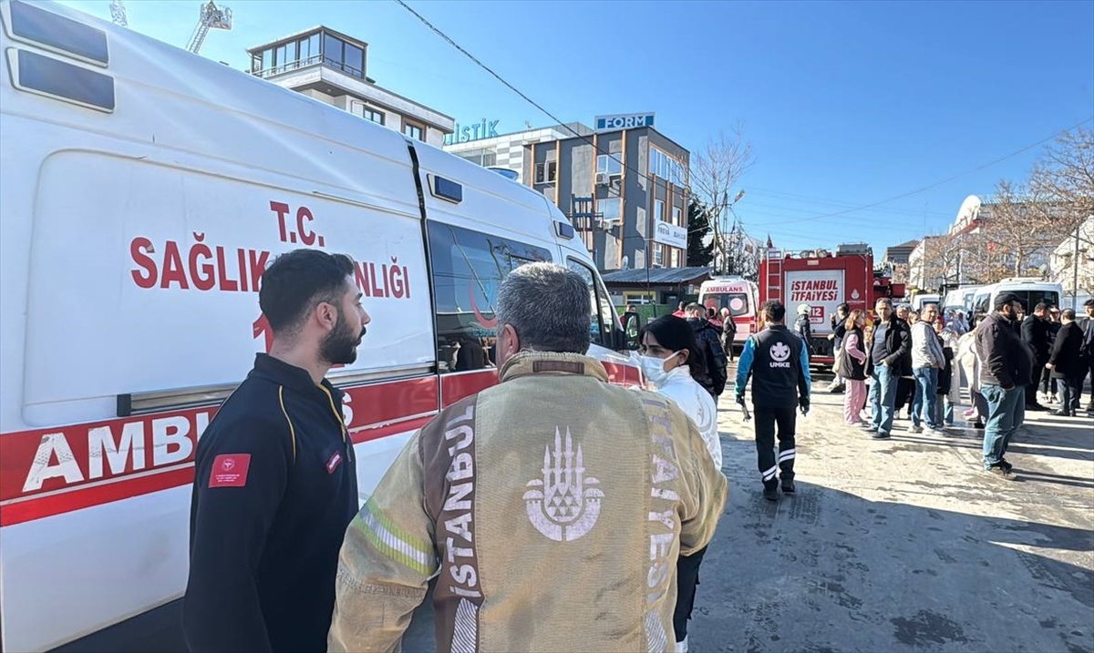 Sancaktepe'de çatı katındaki dairede çıkan yangın söndürüldü