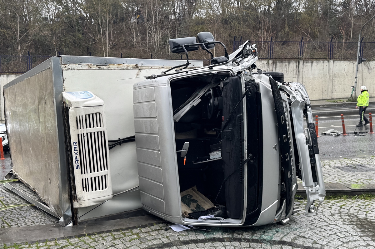 Sarıyer'de kamyon ile otomobilin çarpıştığı kazada 3 kişi yaralandı