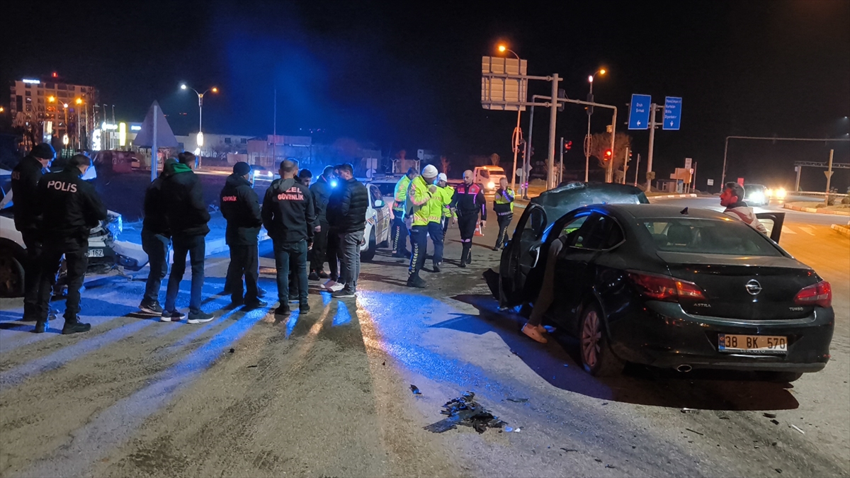 Siirt'te 2 otomobilin çarpıştığı kazada 4 kişi yaralandı