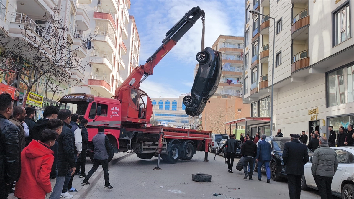 Siirt'te otomobilin park halindeki araca çarptığı kaza anı kamerada