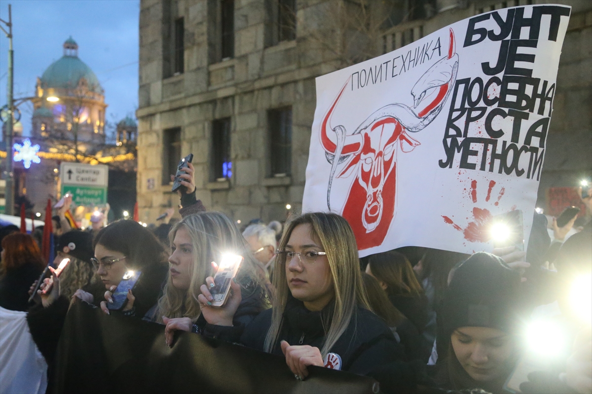 Sırbistan'da öğrenciler, Anayasa Mahkemesi önünde protesto düzenledi