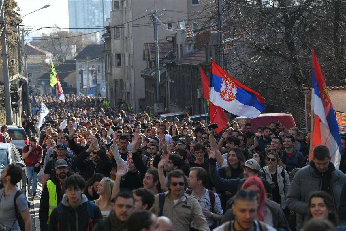 Sırbistan'da tren istasyonundaki ölümlü kazayı protesto eden öğrenciler, Novi Sad'a yürüyüşe başladı