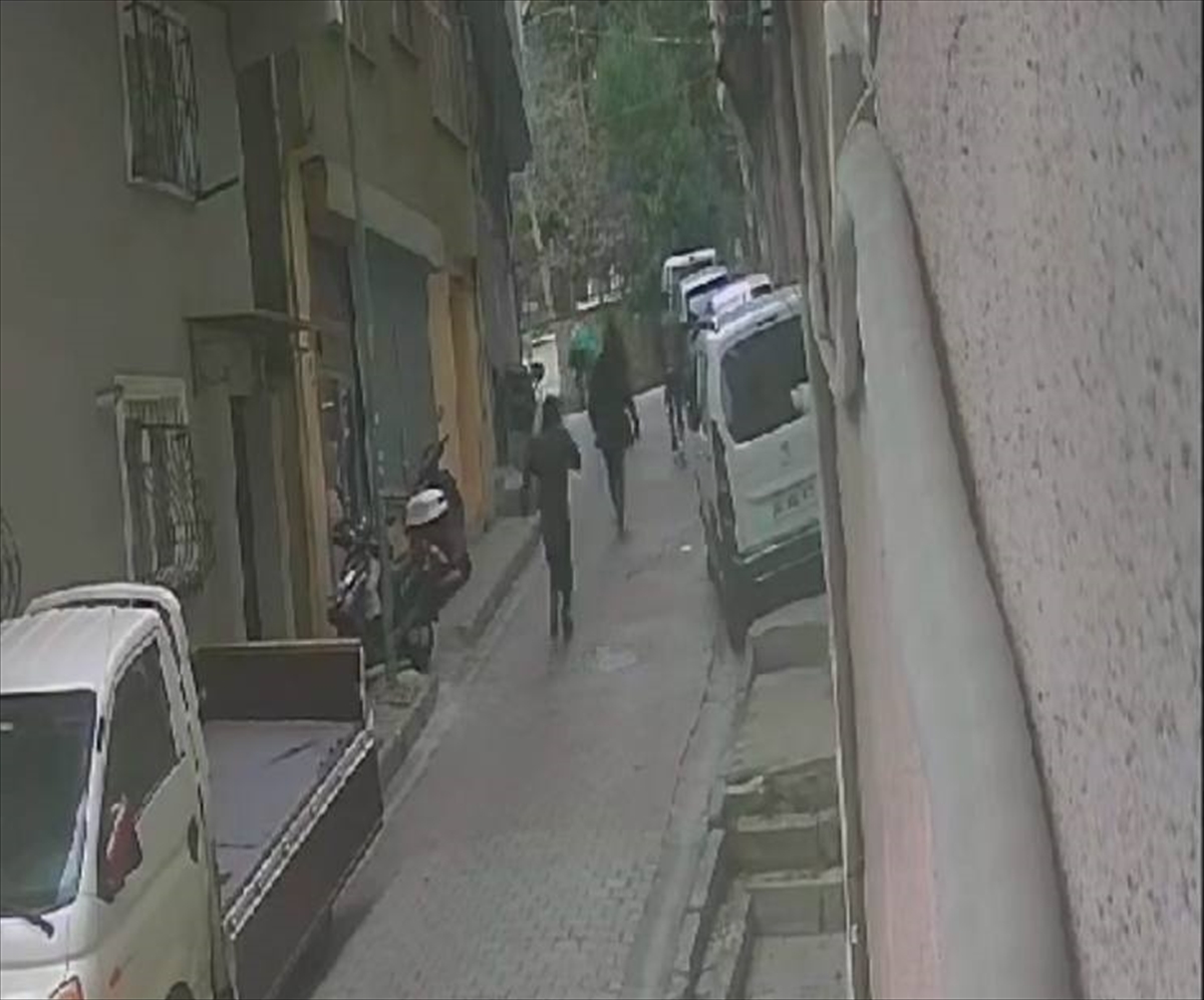 Şişli'de 2 kardeşin silahlı saldırıda yaralanması güvenlik kamerasında