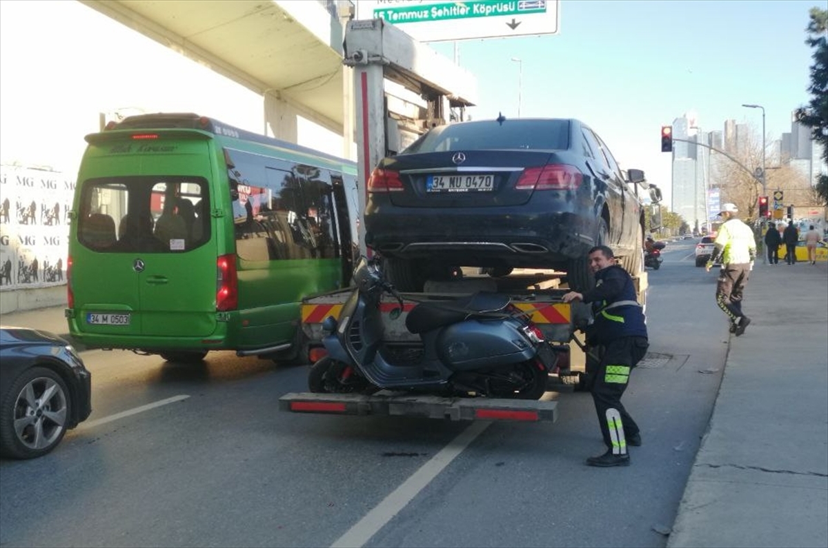 Şişli'de otomobilin altında kalan motosikletli ağır yaralandı