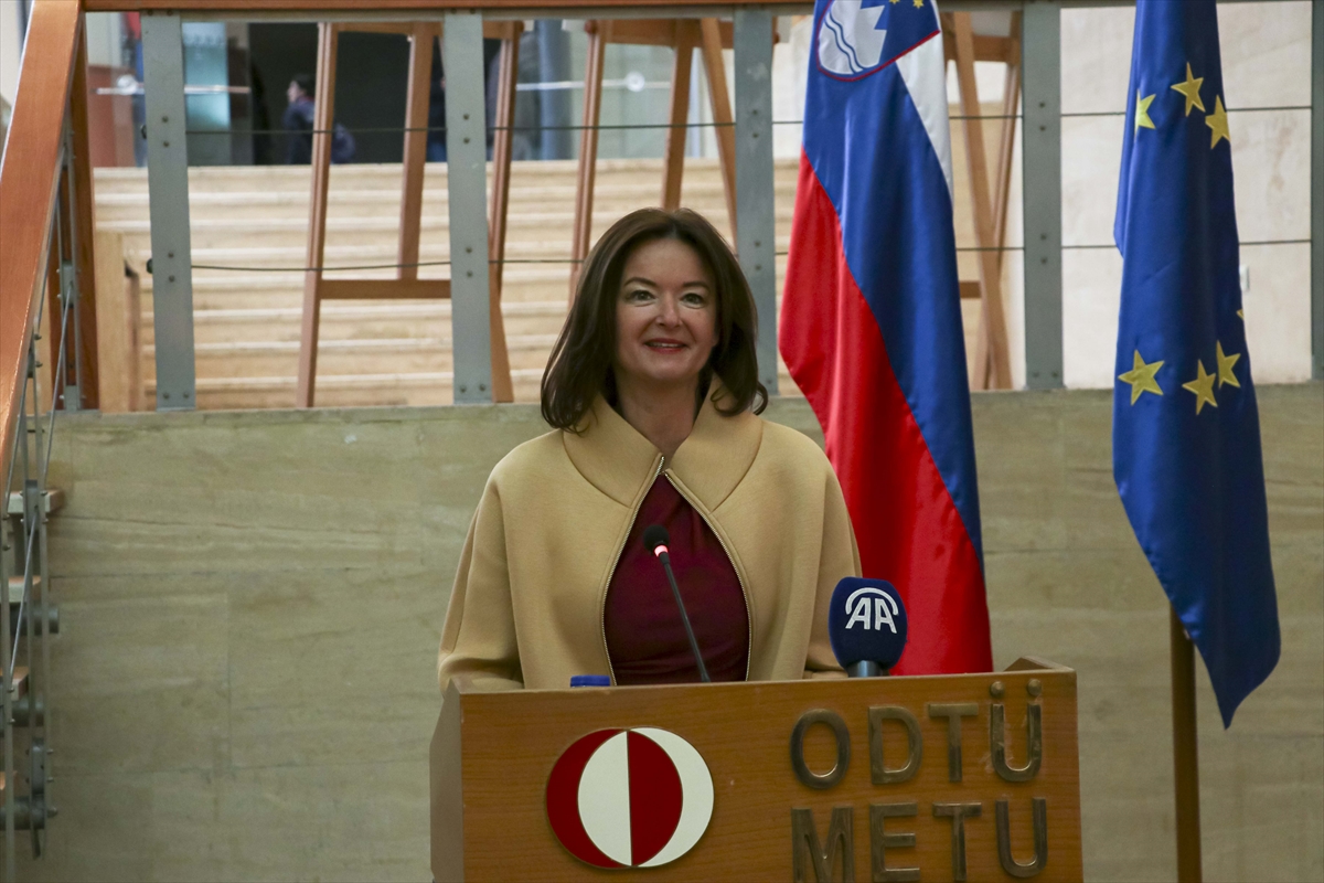 Slovenya Dışişleri Bakanı Fajon, “Akdeniz'in Marie Curie'leri” sergisi açılışına katıldı: