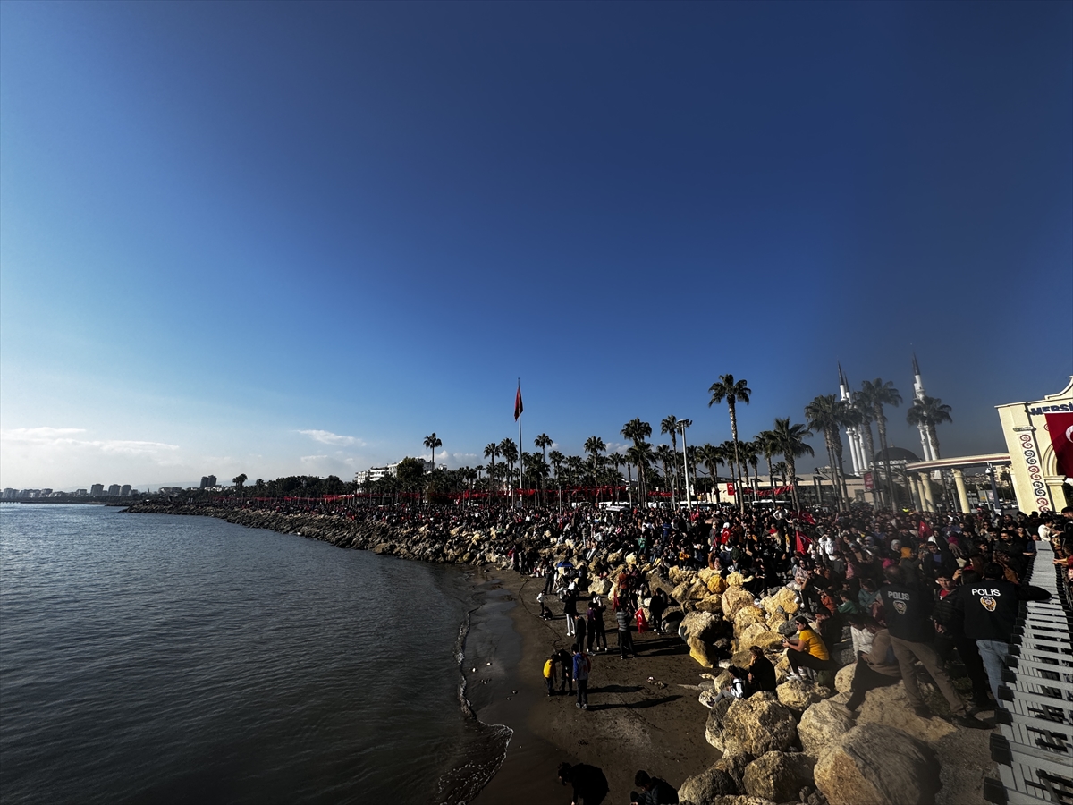 SOLOTÜRK, Mersin'in kurtuluş yıl dönümünde gösteri uçuşu yaptı