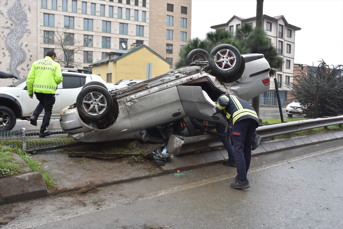 Trabzon'da devrilen otomobildeki 2 kişi yaralandı