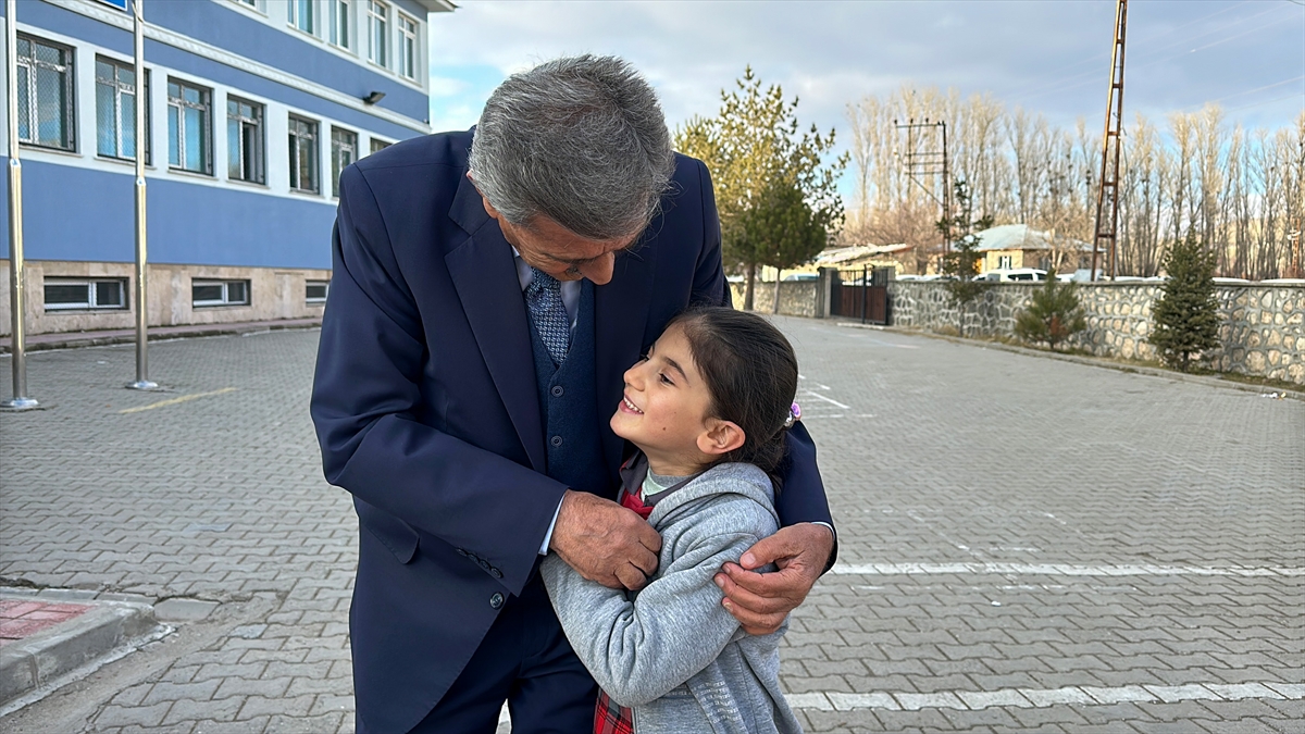 Van'da emekli olan öğretmene duygulandıran veda