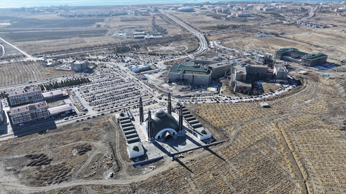 Van'da “Tıbbiye Cami ve Külliyesi”nde ilk cuma namazı kılındı