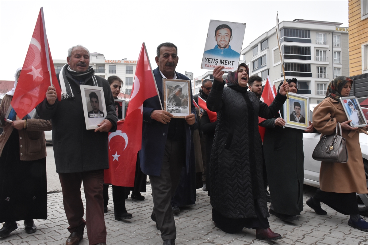 Vanlı aileler, DEM Parti İl Başkanlığı önündeki eylemlerini sürdürdü