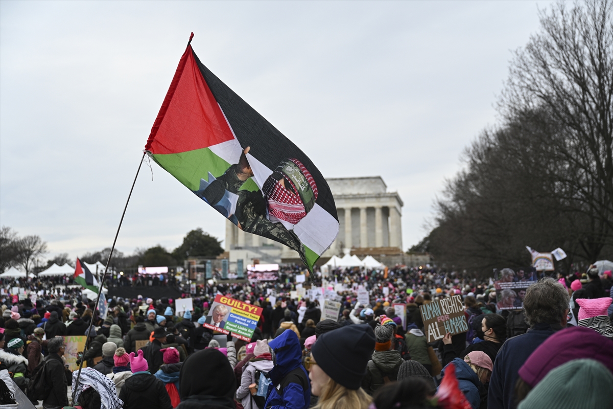 Washington'da toplanan binlerce gösterici Trump'ın başkanlığını protesto etti