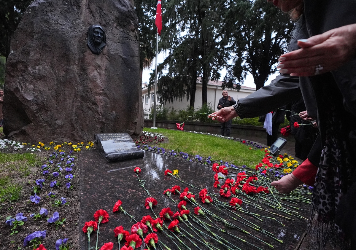 Zübeyde Hanım vefatının 102. yılında İzmir'de mezarı başında anıldı