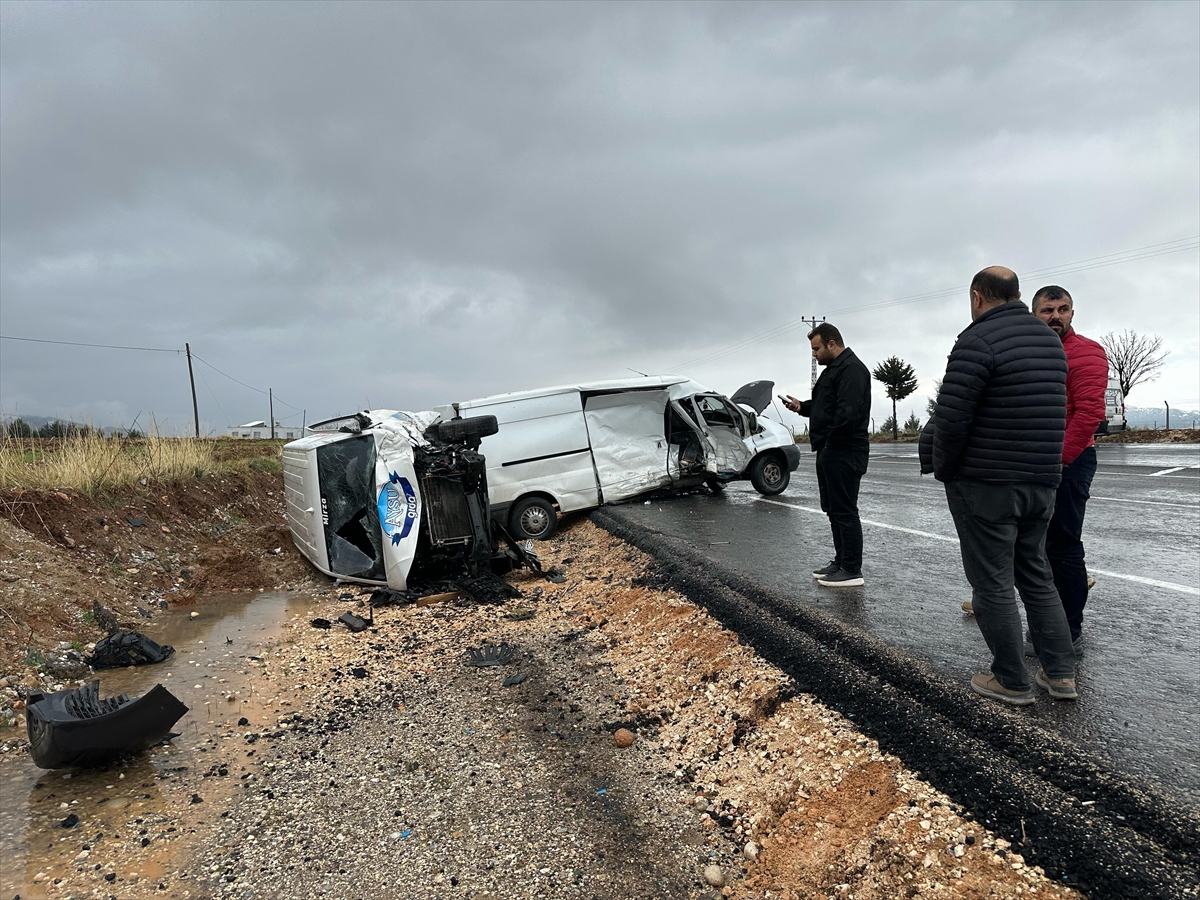 Adıyaman'da iki  minibüsün çarpıştığı kazada 5 kişi yaralandı