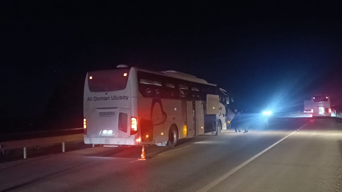 Afyonkarahisar'da yolcu otobüsünün tıra çarpması sonucu 6 kişi yaralandı