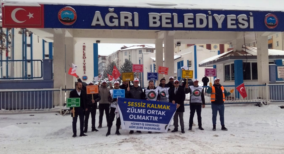 Ağrı Belediyesi'nde iş akdine son verilen işçiler görevlerine dönmeyi bekliyor