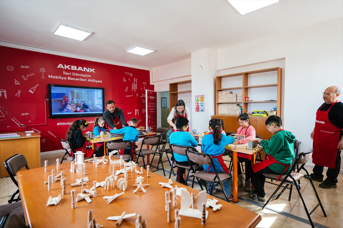 Akbank, Hatay'da anaokulu ve ilkokul öğrencilerine ileri dönüşüm mobilya eğitim atölyesi kurdu