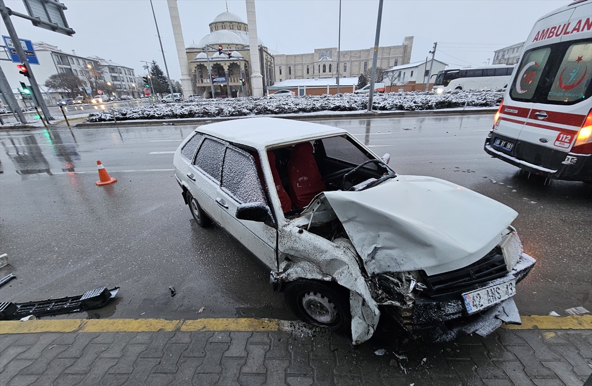 Aksaray'da otomobil ile hafif ticari aracın çarpıştığı kazada 4 kişi yaralandı