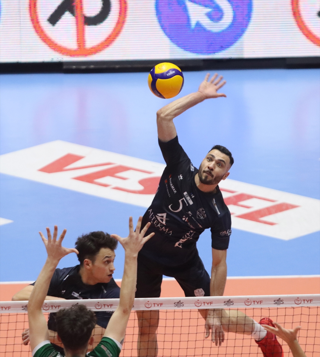 Voleybol: SMS Grup Efeler Ligi