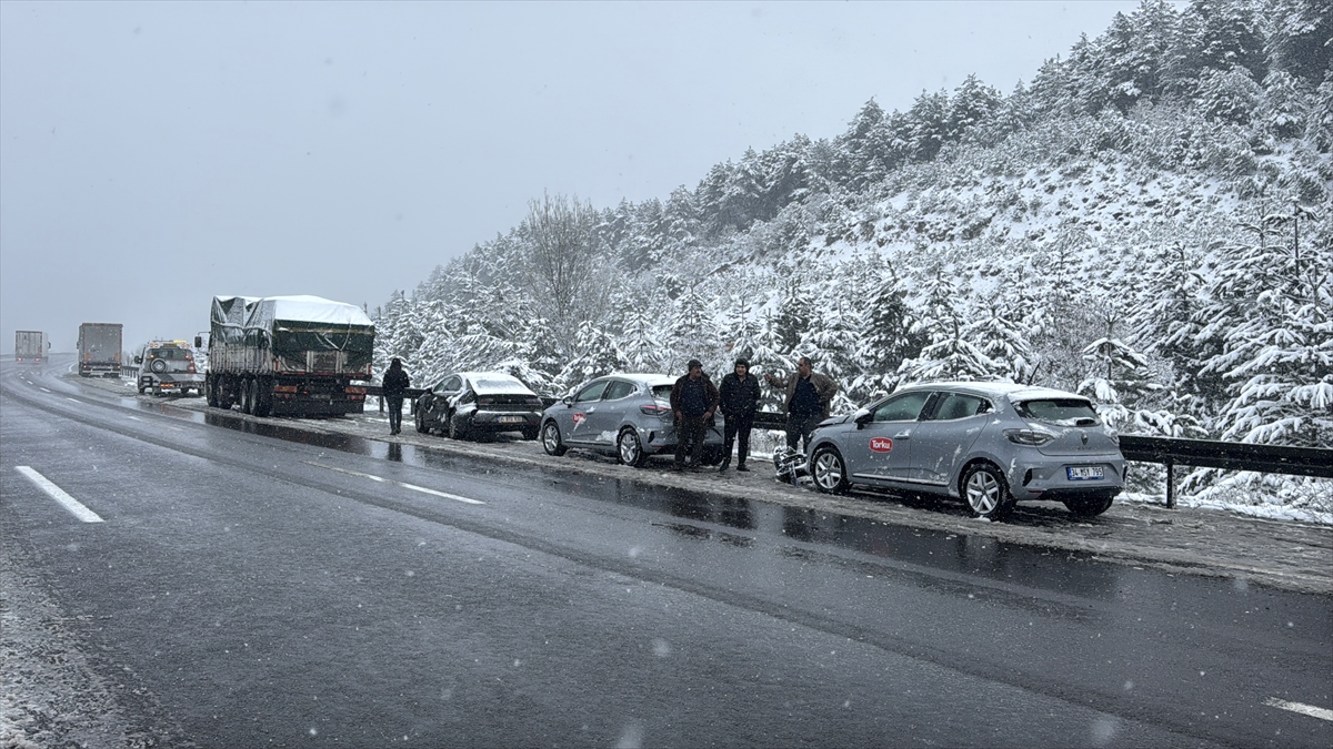 Anadolu Otoyolu'nun Bolu kesiminde 6 aracın karıştığı trafik kazalarında 1 kişi yaralandı