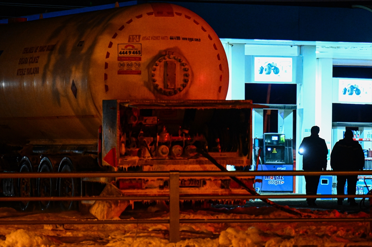 Ankara'da akaryakıt istasyonundaki LPG tankerinde sızıntı meydana geldi