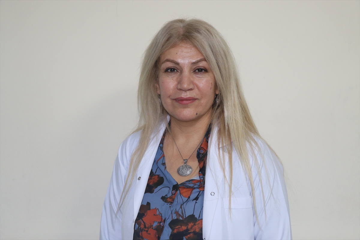 Anne ve babasının çalıştığı hastaneye doktor olarak atandı