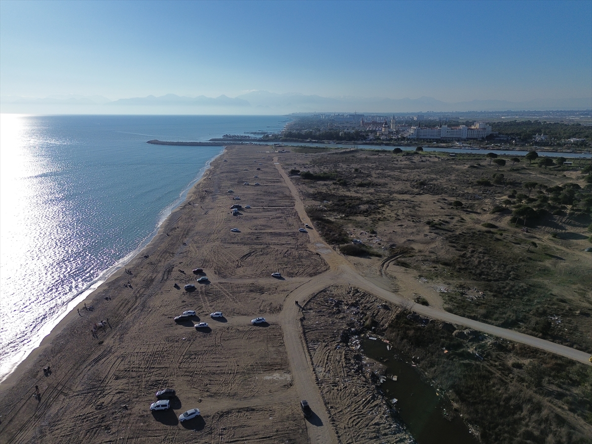 Antalya'da çardaklardan temizlenen Kumköy Sahili tatilcileri ağırlıyor