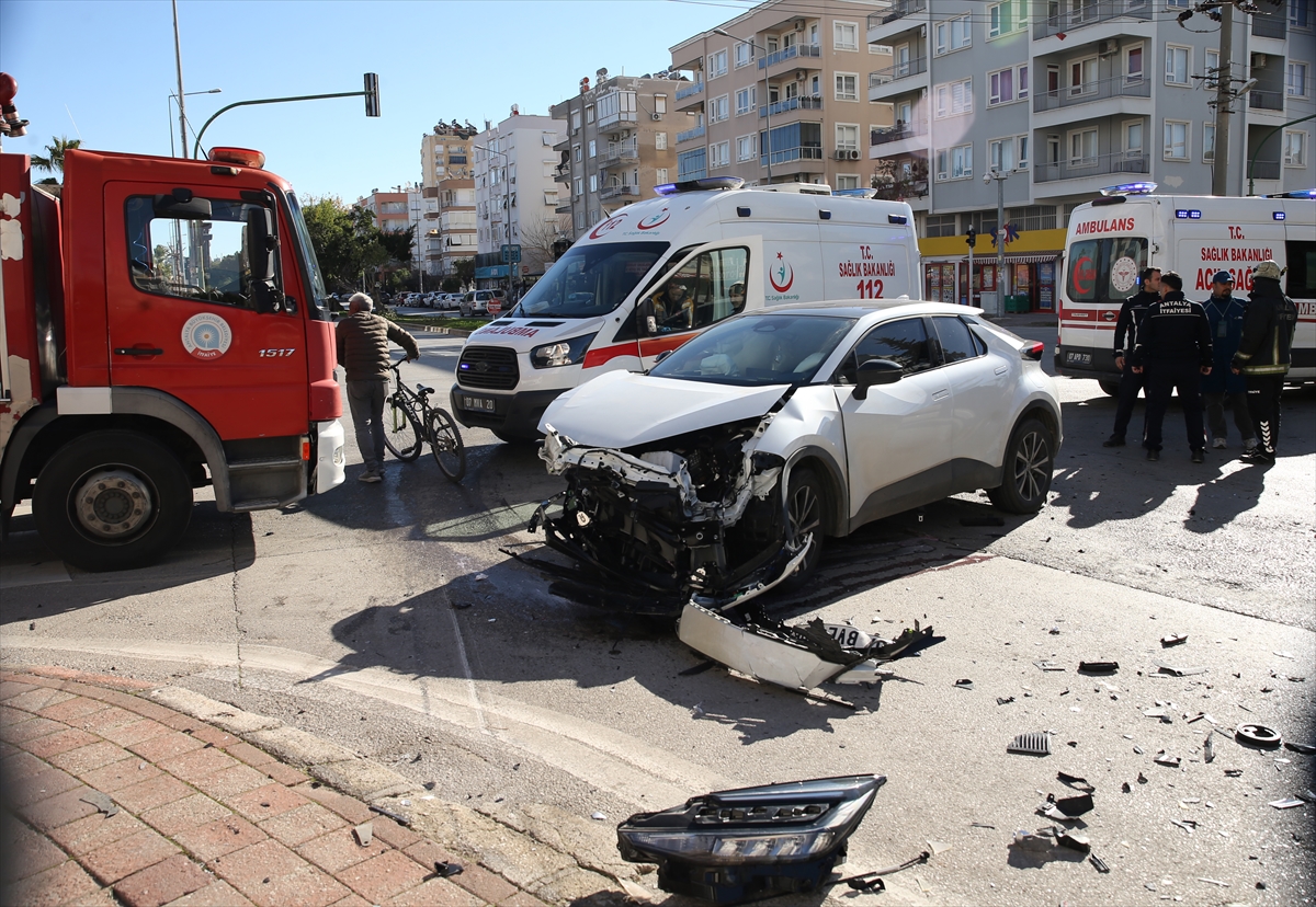 Antalya'da iki otomobilin çarpıştığı kazada 3 kişi yaralandı