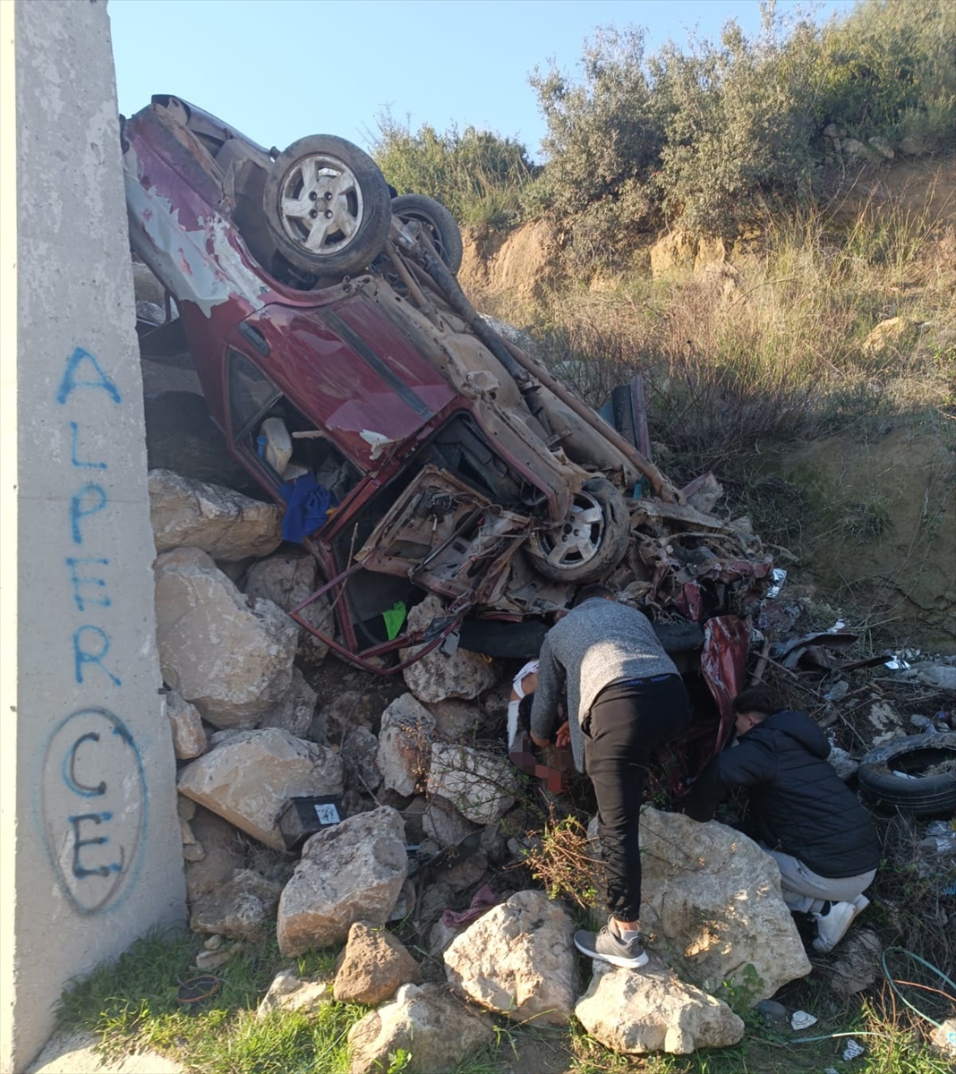 Antalya'da istinat duvarına çarpan otomobilin sürücüsü ağır yaralandı