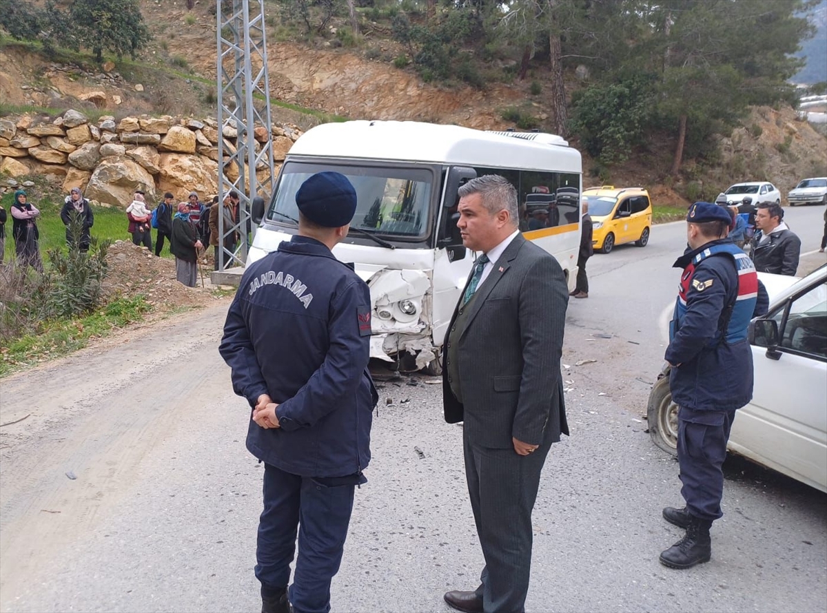 Antalya'da öğrenci servisi ile kamyonetin çarpıştığı kazada 24 kişi yaralandı