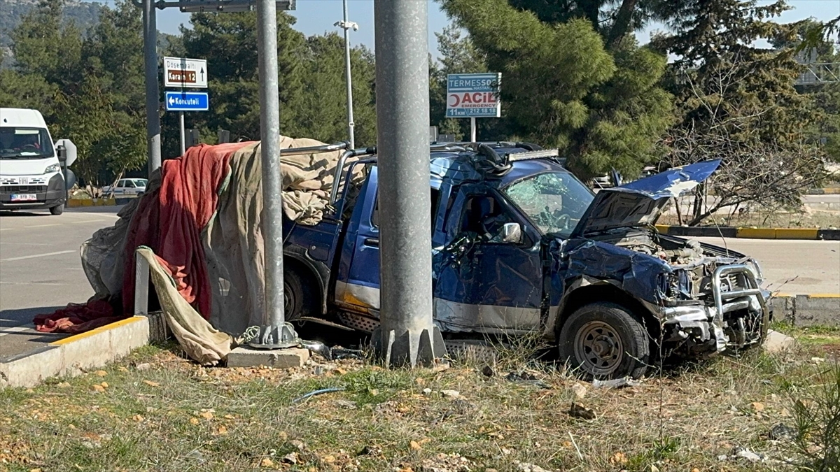 Antalya'da pikap ile otomobilin çarpıştığı kazada 3 kişi yaralandı