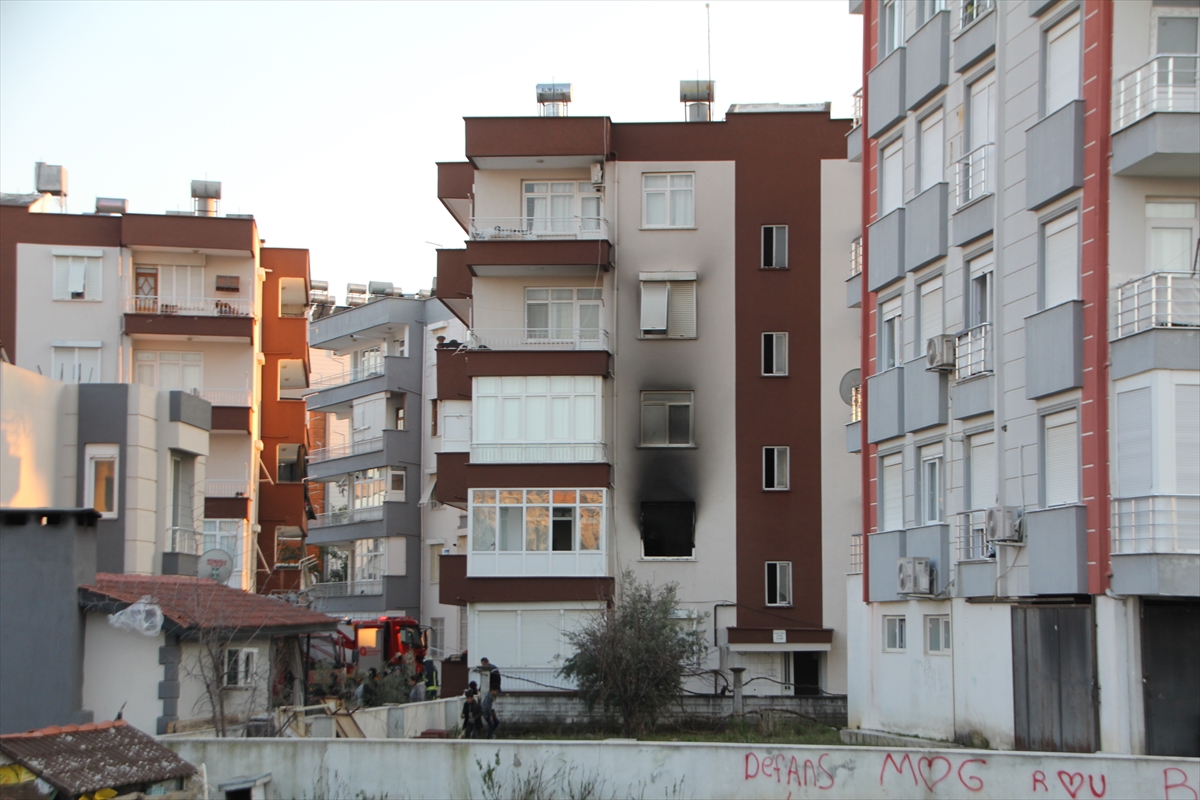 Antalya'da yangın çıkan binadaki 4 kişi dumandan etkilendi