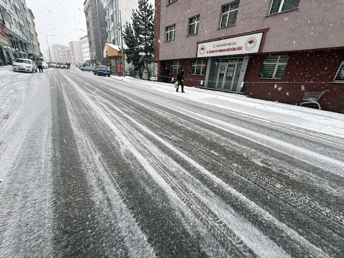 Ardahan-Şavşat ve Damal-Posof-Türkgözü kara yolu, ağır tonajlı araçlara kapatıldı