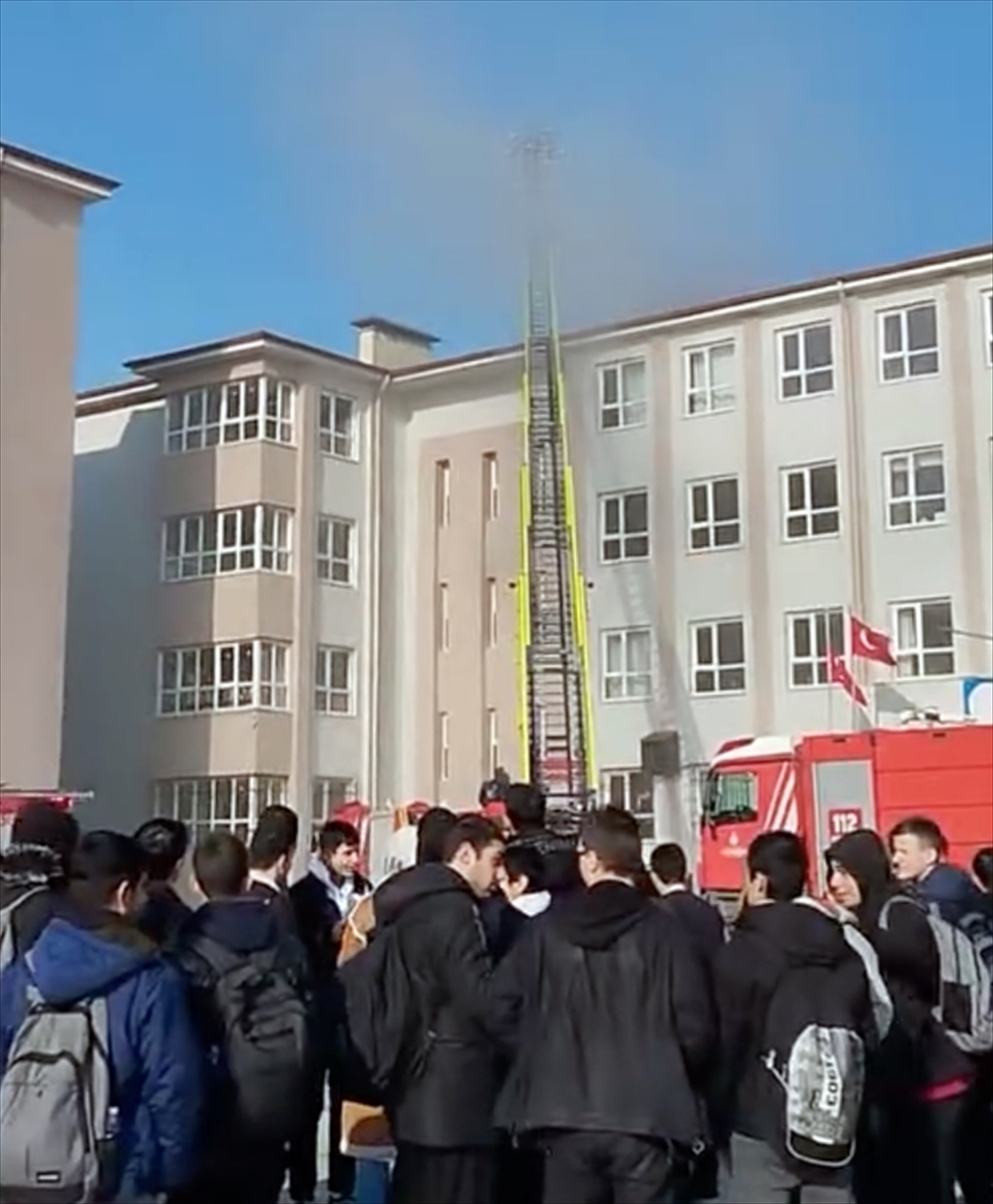 Arnavutköy'de bir okulun bina boşluğunda çıkan yangın söndürüldü