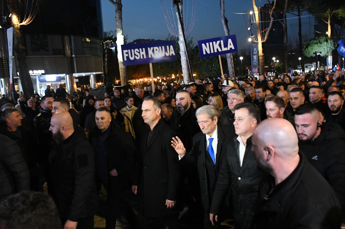 Arnavutluk'ta hükümet karşıtı gösteri düzenlendi