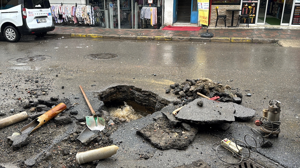 Ataşehir'de İSKİ'ye ait su borusu patladı